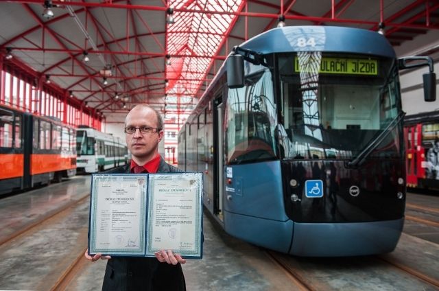 Ředitel Libereckého dopravního podniku Luboš Wejnár ukazuje průkaz způsobilosti drážního vozidla prototypu nové tramvaje EVO2, zvané Evička, která byla slavnostně zařazena mezi liberecké tramvaje.