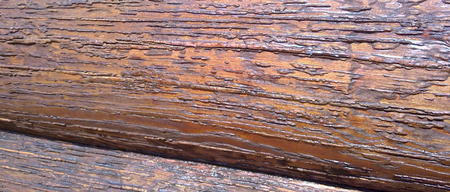 Běžný nátěr na dřevo aplikován v Tatranské Javorině po 10 letech - na dřevě zůstaly jen náznaky po barvě